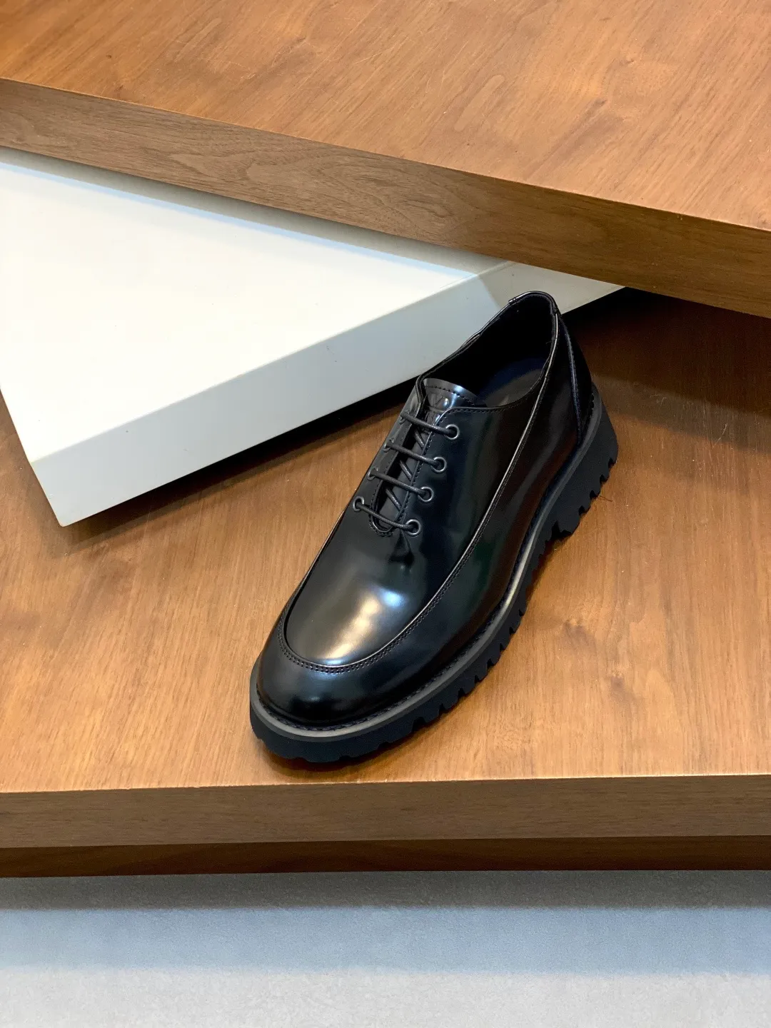 Men's shoes 💰740 VALENTINO Valentino's new men's fashionable casual leather shoes. These leather shoes are made of imported cowhide leather uppers, dyed calfskin lining and calfskin insoles. The upper foot is soft, comfortable and breathable. Comes with complete packaging in the original box! Visible details and quality. Size: 39-44 (customized at 38.45.46)